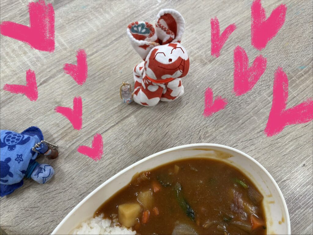 カレーを見て喜ぶチュラちゃんとレキちゃん