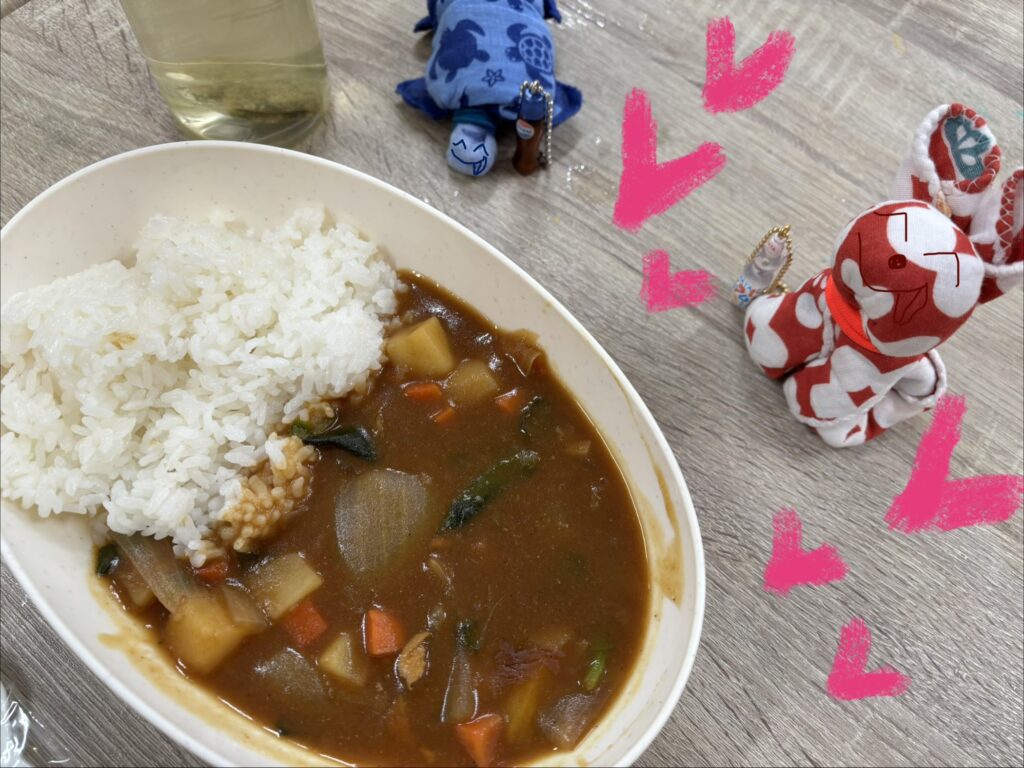 カレーを見て喜ぶチュラちゃんとレキちゃん