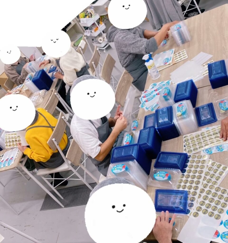 シール貼り作業